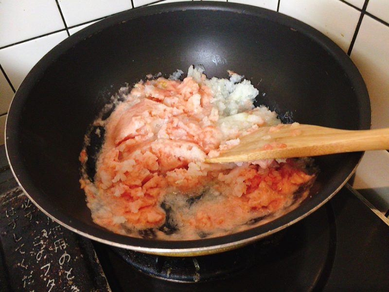 冷凍玉ねぎとトマトのすりおろしを炒める