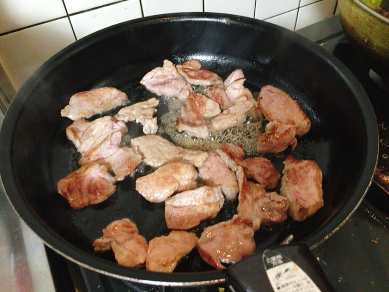 ダッシュカレーの豚肉を焼く