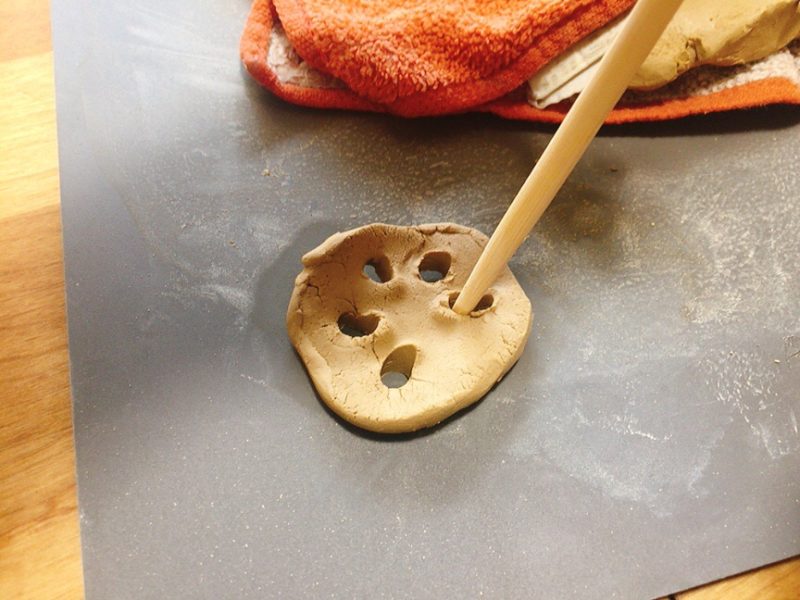 オーブン粘土で穴をあけるときは割り箸や爪楊枝がおすすめ
