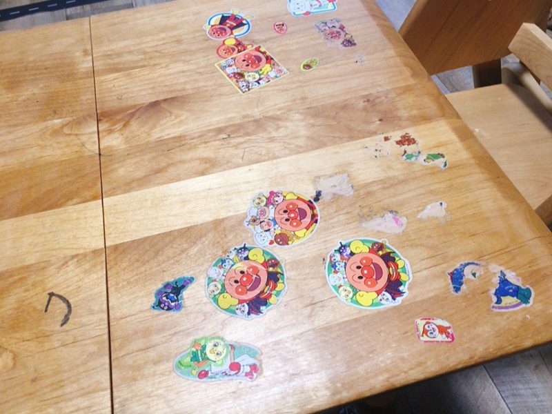 家にあるものでテーブルに貼ったシールをきれいに剥がす方法