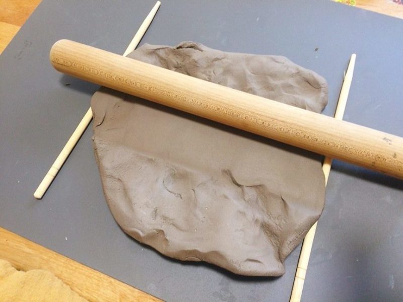 オーブン粘土を割り箸で固定して伸ばし棒で伸ばす均一になる