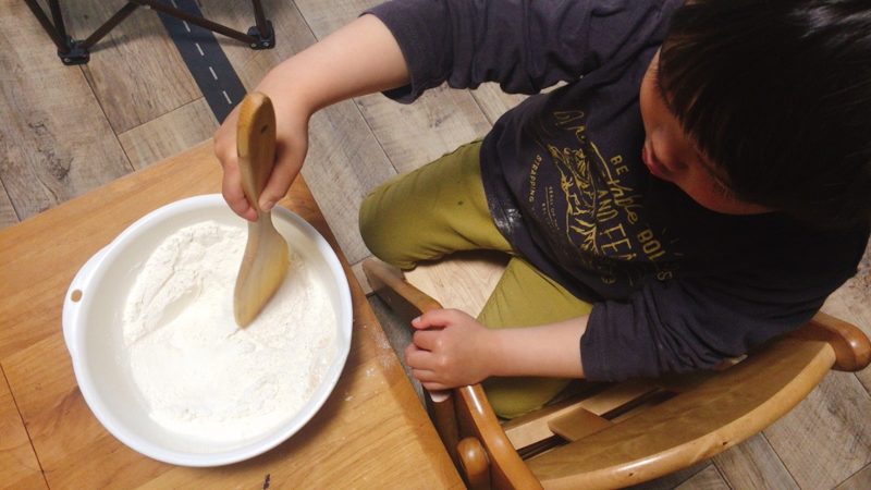 子供と作る手作りパンの材料Bを合わせる。