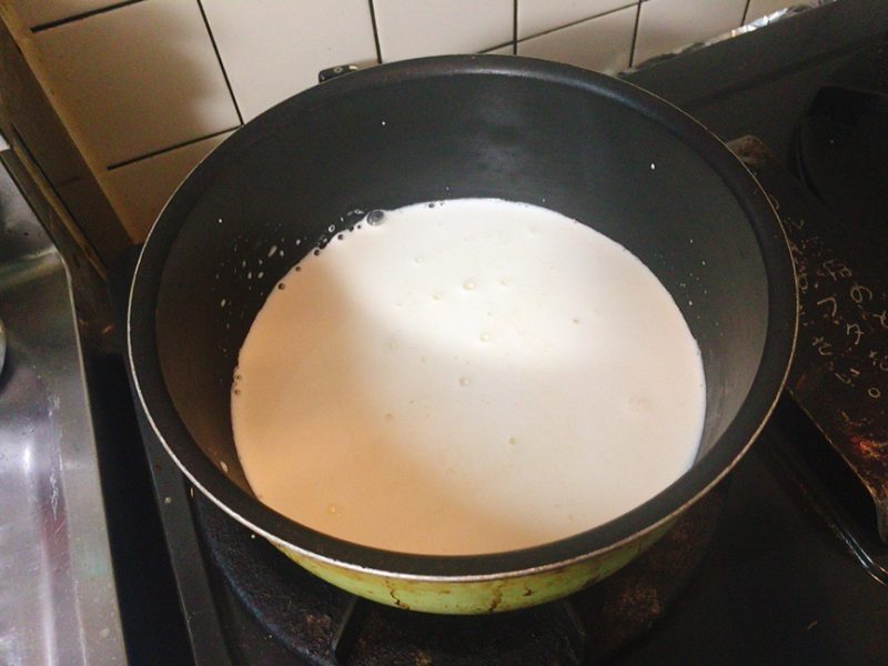 豆花レシピは豆乳を火にかけ沸騰しないように注意しながら温める。