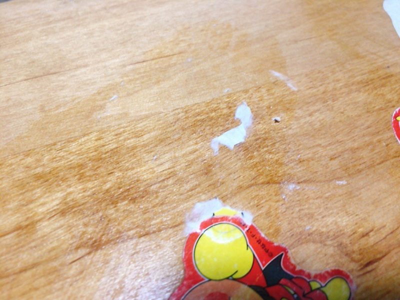 テーブルに貼ったシールを歯磨き粉で剥がしてみた