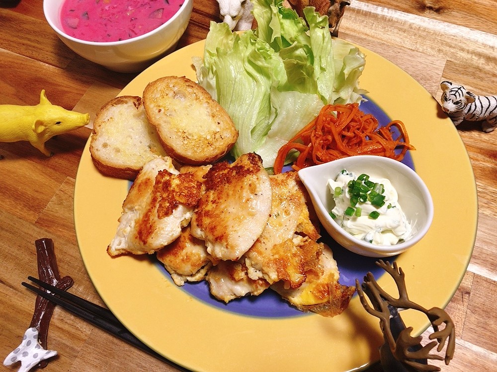 【世界の料理】ラトビア料理風レシピと献立│ピンクのスープとしっとりむね肉のピカタ